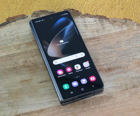 Samsung Galaxy Z Fold4 opens and closes