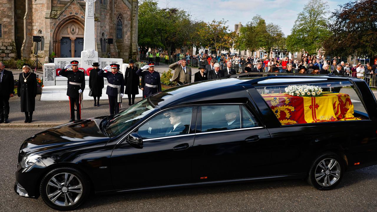 Funeral procession with Queen Elizabeth's coffin on its way to the Scottish capital Edinburgh |  Royal family
