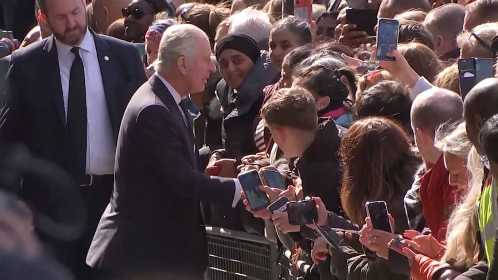 Surprise visit of King Charles and Prince William to a mile-long queue