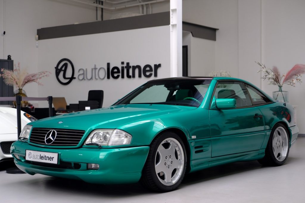 This Mercedes SL hurts the eyes, but it's so cool