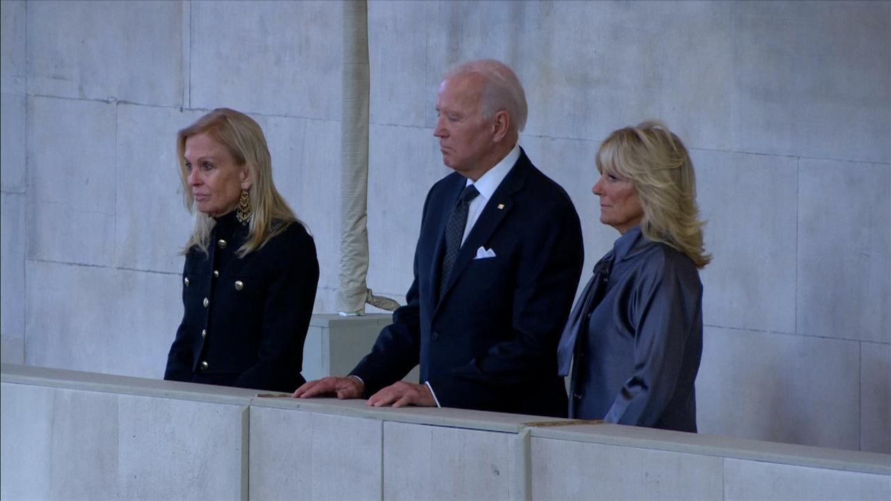 Beeld uit video: Joe Biden neemt afscheid van koningin Elizabeth
