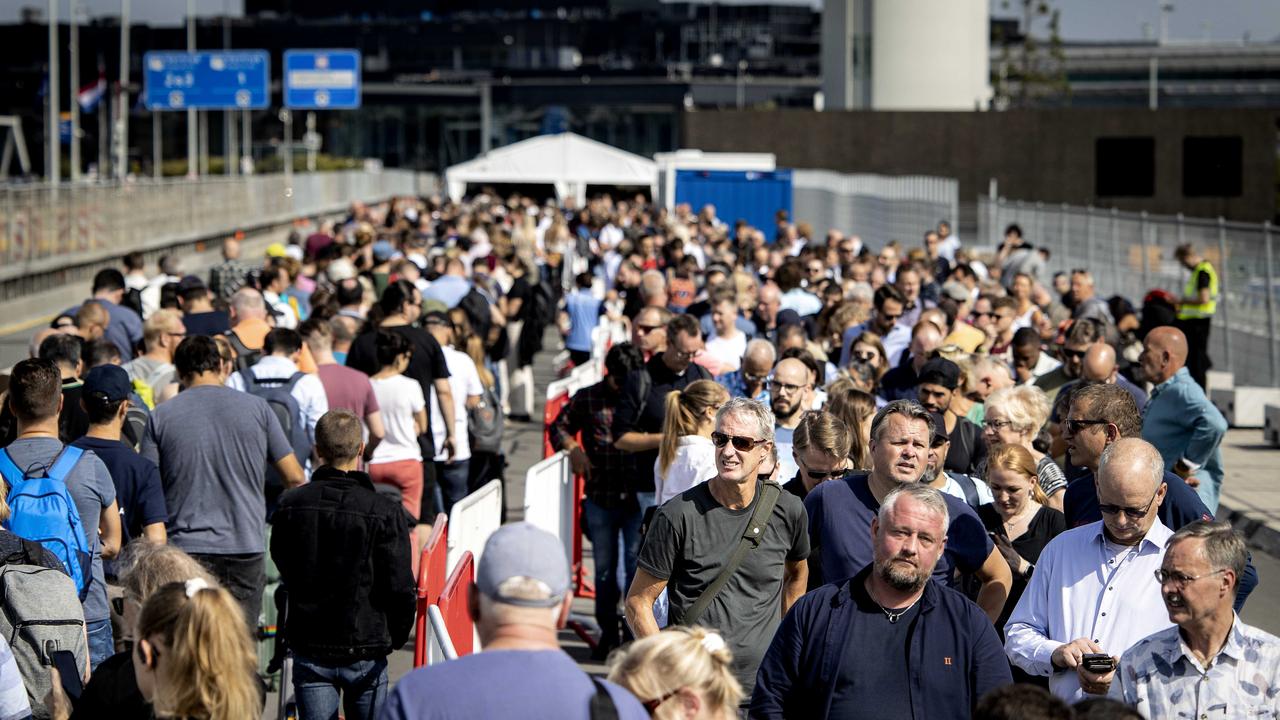 Busy again in Schiphol today, airport anticipates a more manageable day |  Currently