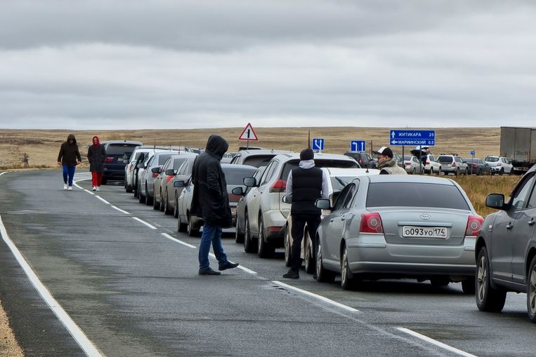 Long queues at the border between Russia and Kazakhstan, on September 27.  AP . image