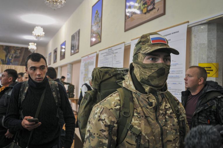 Reservists called up at a recruiting office in Bataysk, south of Rostov.  ANP/EPA photo