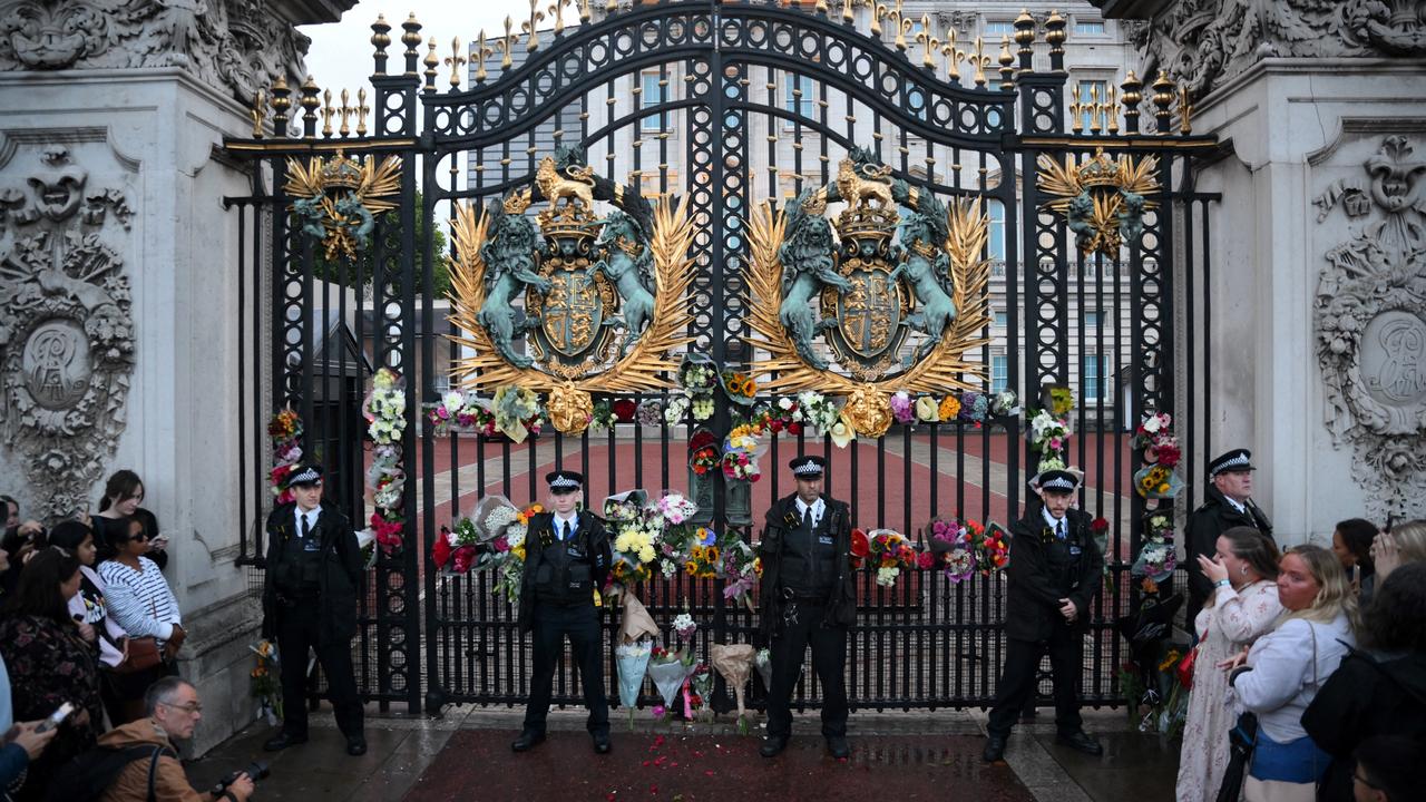 After the death of Queen Elizabeth, many people came to lay flowers at Buckingham Palace.