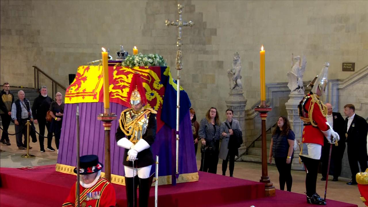 Beeld uit video: Britten staan ​​uren in de rij om Elizabeth te eren