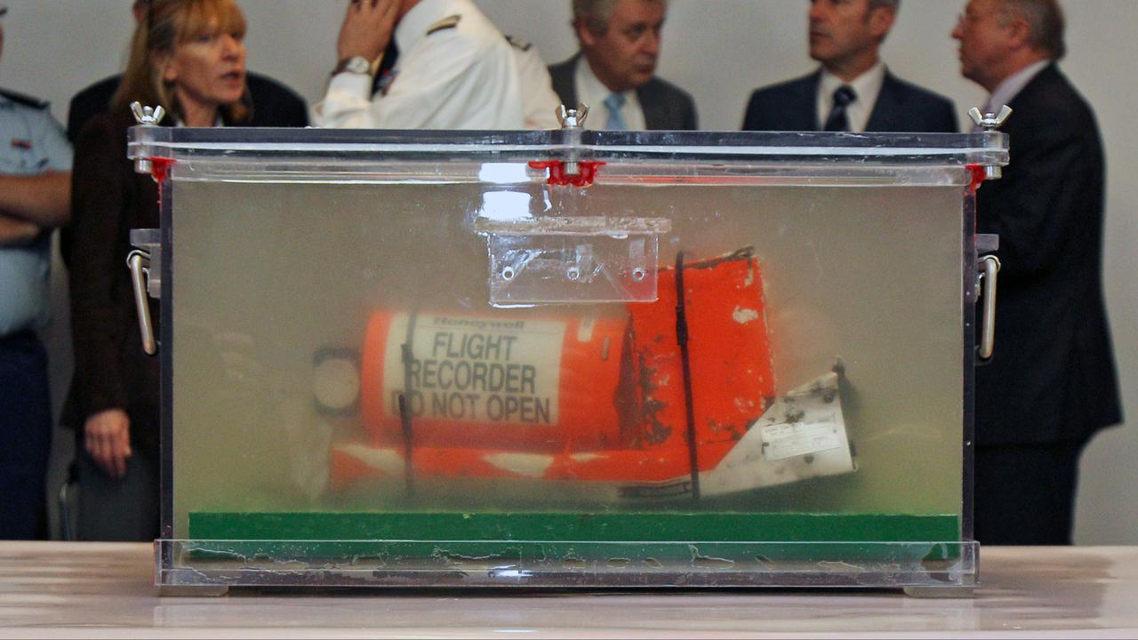 It was difficult to place the black boxes of the plane on the roof.  It was located at the bottom of the sea at a depth of 4000 meters.