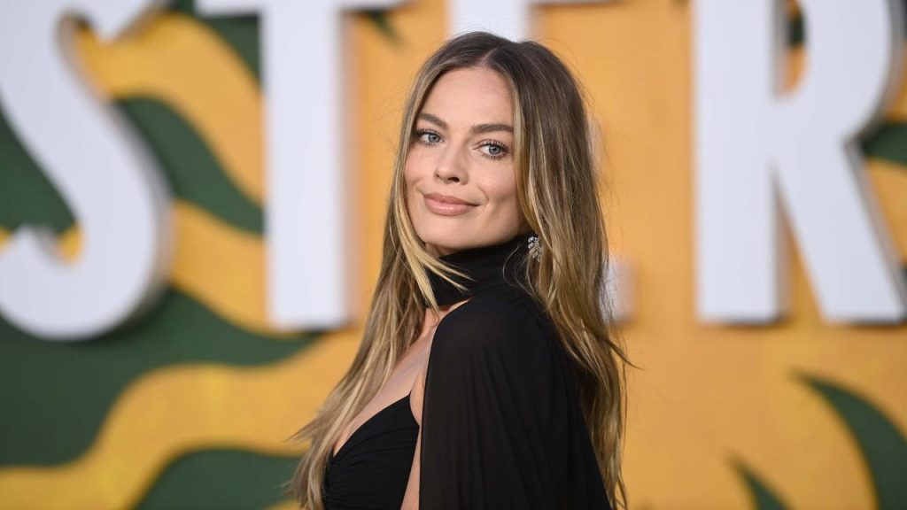 Margot Robbie fell out of the taxi after the paparazzi chased the driver |  backbit