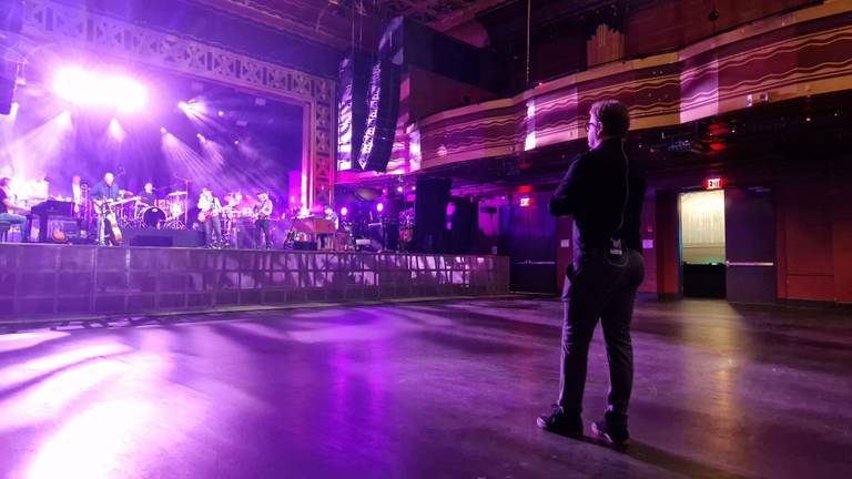 Five hours before the concert, Guus Meeuwis listens to a sound check (Photo: Noël van Hooft)