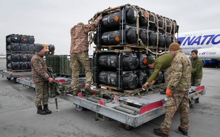 Ukrainian soldiers extract anti-tank missiles from the United States.  AP . image