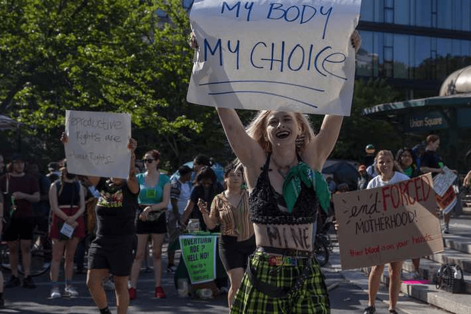 Americans are protesting a US Supreme Court ruling that strips women in the US of their constitutional right to have an abortion. 