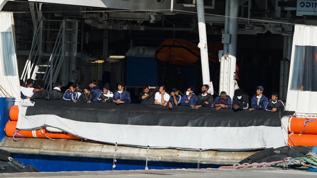 The last migrants on board the ship disembark in Italy