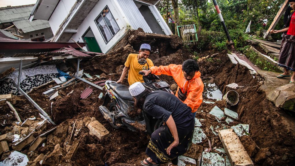 The search continues for survivors of the Java earthquake, and 2,300 buildings were damaged