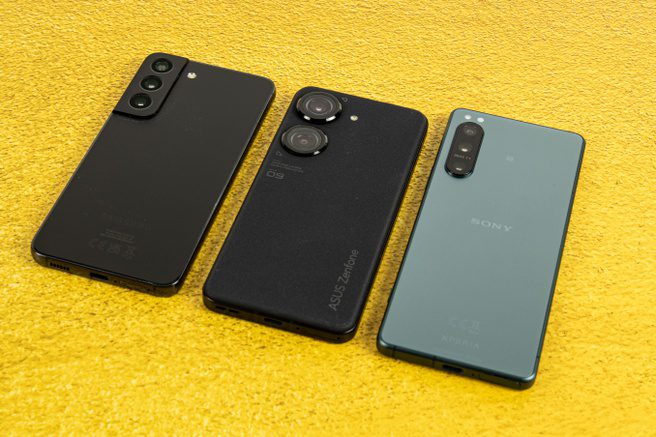 Asus Zenfone 9, Sony Xperia 5 IV, and Samsung Galaxy S22