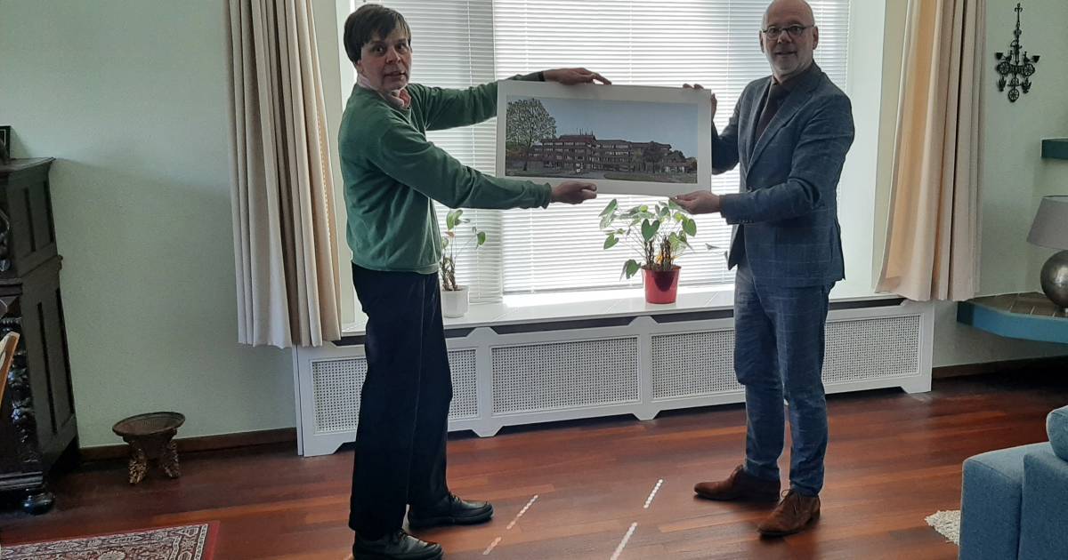 Kees Momma draws the old town hall in De Steeg: the pen drawing gets a place in the new town hall |  Raiden