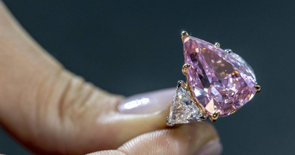 The giant pink diamond, Fortune Pink, was auctioned for €28.6 million |  Abroad