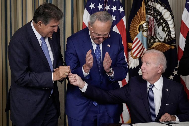 Joe Biden hands Senator Joe Manchin the pen to sign the deflation deal on August 16.  Chuck Schumer, Senate Democratic leader, in the middle.  Good pictures