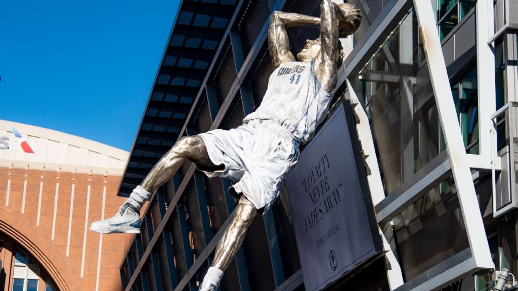 Mavericks unveil franchise legend Dirk Nowitzki statue