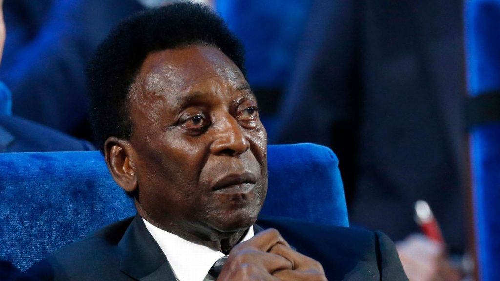 Pele's family gathers at the hospital as the condition worsens