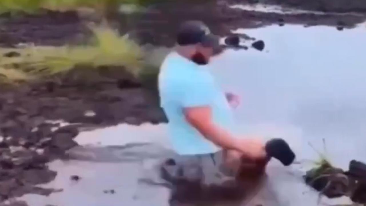 Beeld uit video: Man stapt nietsvermoedend diepe modderpoel in