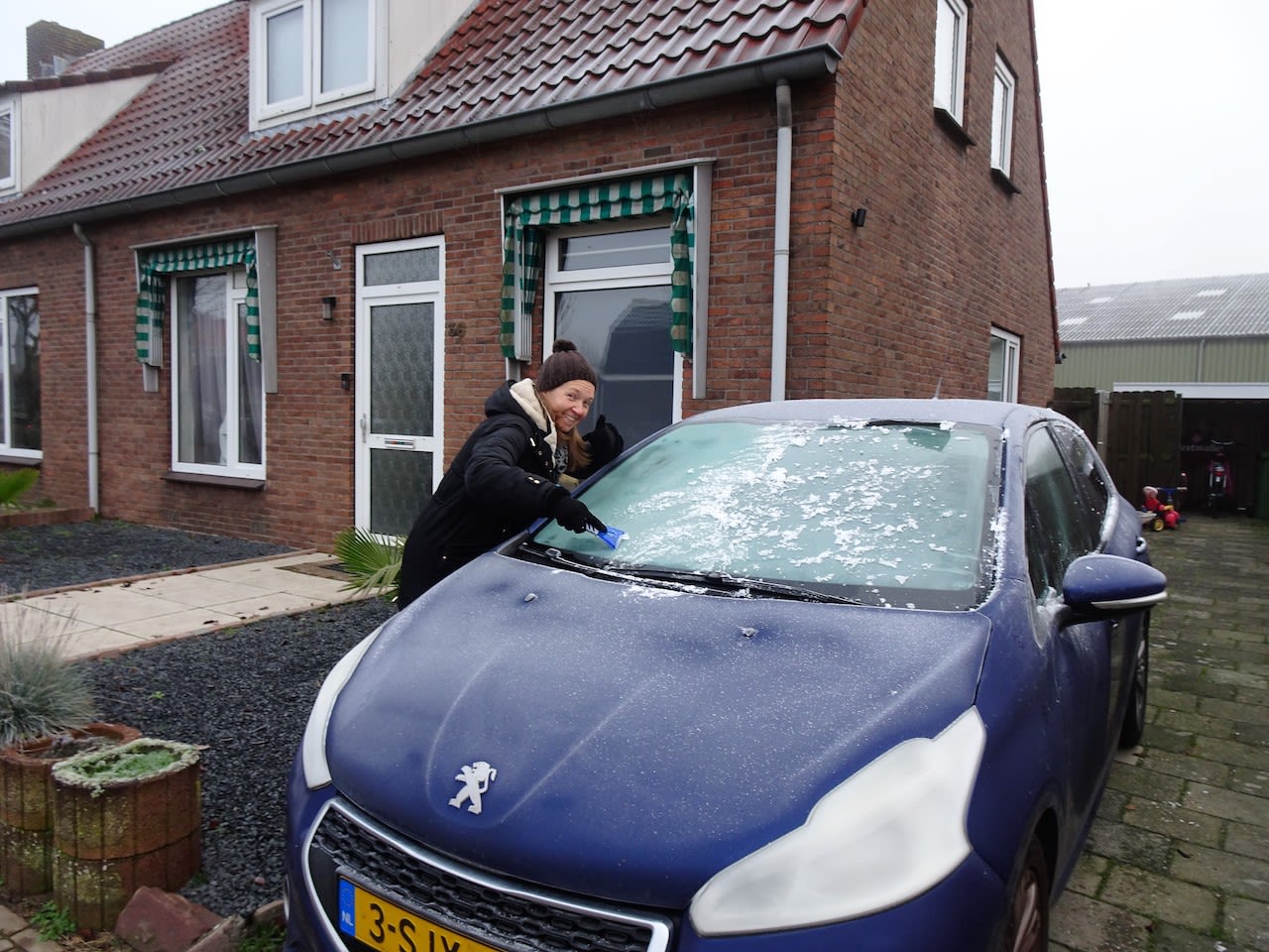 In the second half of February, the windows will sometimes have to be scraped again.  Photo: Gerard van Vogt
