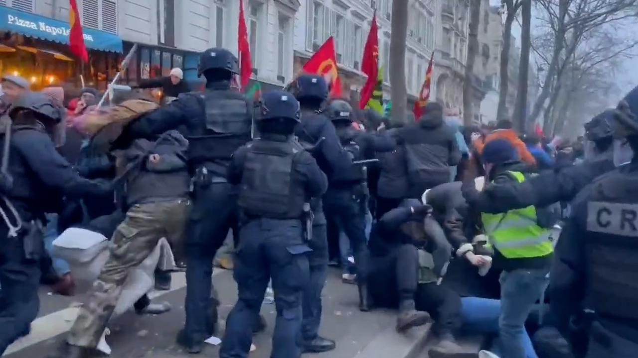 Beeld uit video: Franse politie slaat met wapenstokken bij pensioen protesten