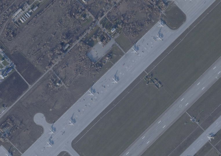Satellite image of Engels Airport with bombers, on November 29, 2022 Image Planetlabs / de Volkskrant