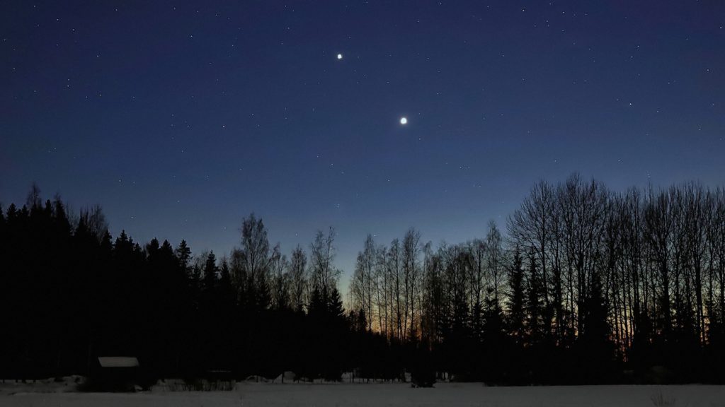 Venus and Jupiter seem to touch, but the distance between them is 700 million km