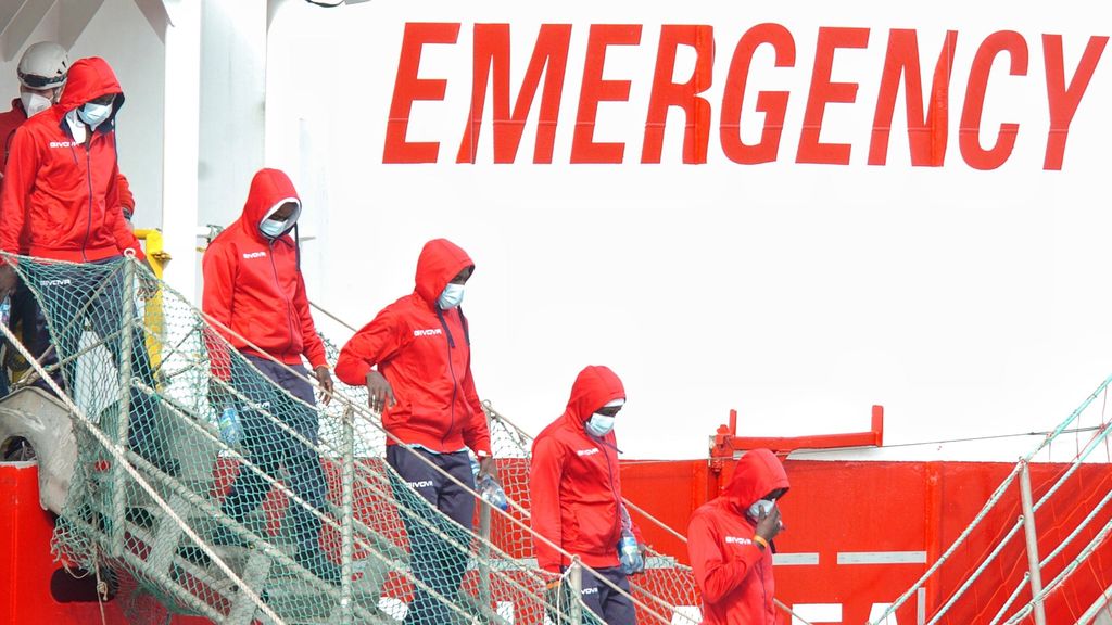 The Italian Coast Guard responds to more than 1,000 migrants at sea