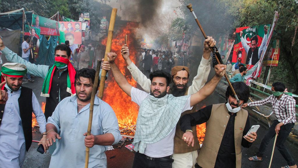 Pakistani police once again clashed with their supporters at the home of the wanted former prime minister