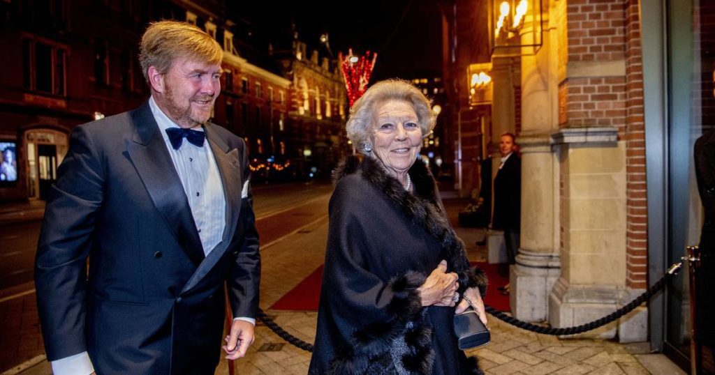 King Willem-Alexander and Princess Beatrix go on a night out |  Displays