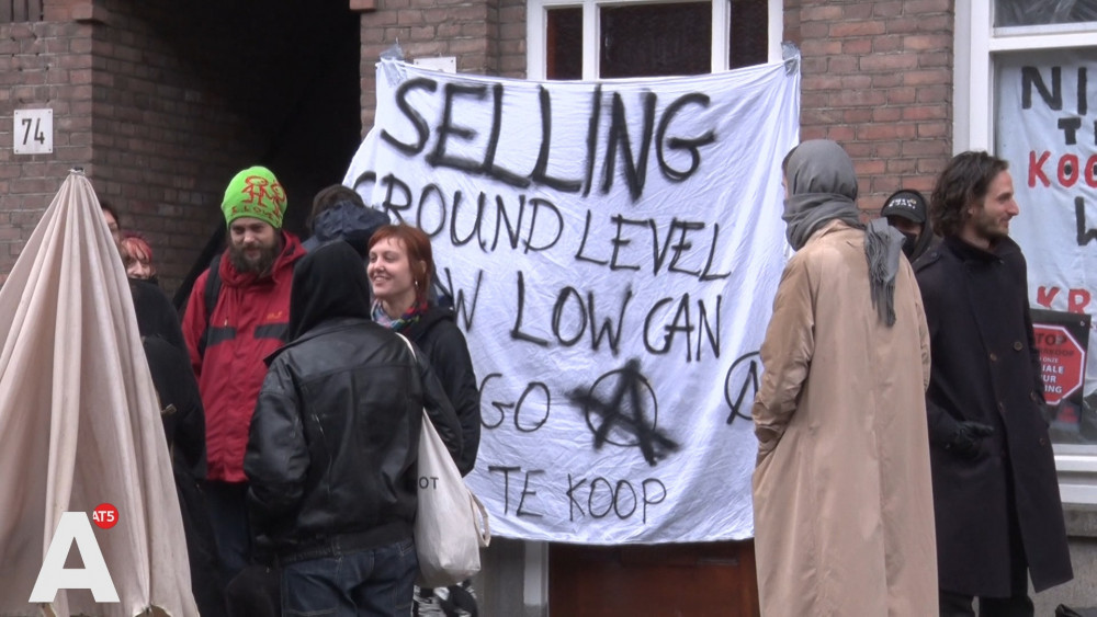 Protest against the sale of social housing in a building in Hoofdorppleinbuurt