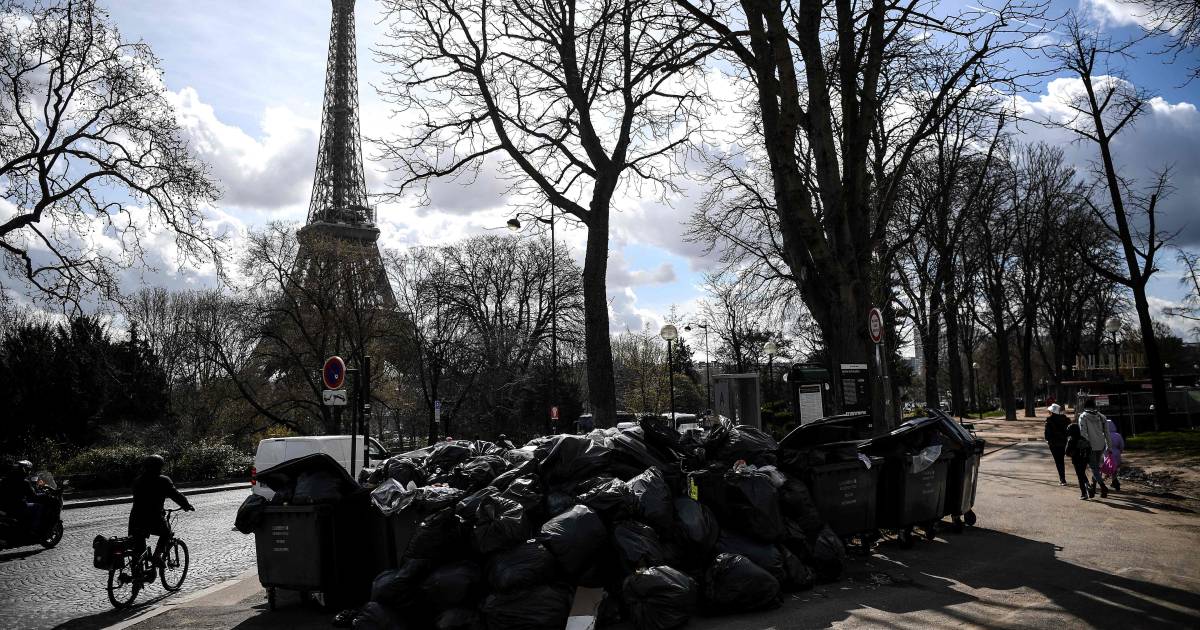 Tourists meander through mountains of rubbish in "romantic" Paris |  outside