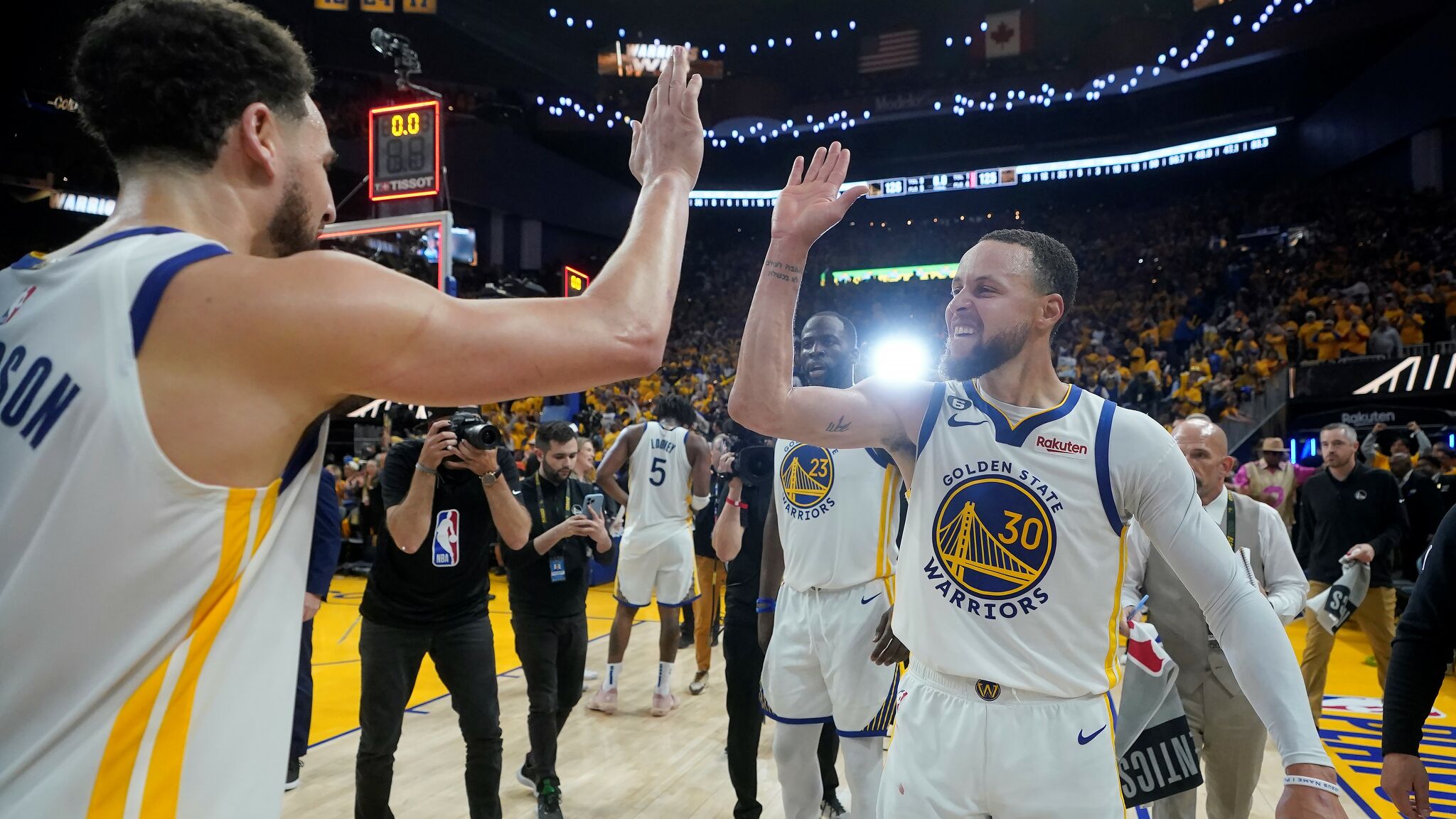 Warriors' Klay Thompson toasts Steph Curry after a wild timeout error