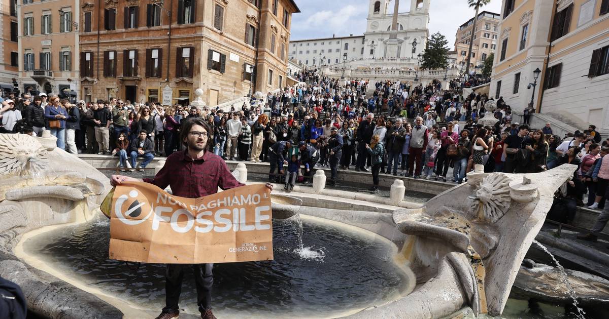 Activists defame the waters of a historic fountain in Rome |  outside