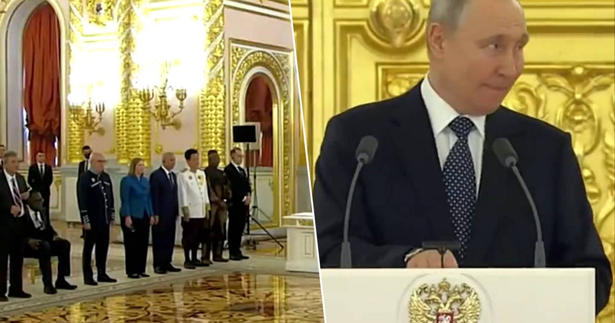 After a speech, Putin is waiting for applause that did not come: the pictures show how his face falls, nervously spinning |  outside