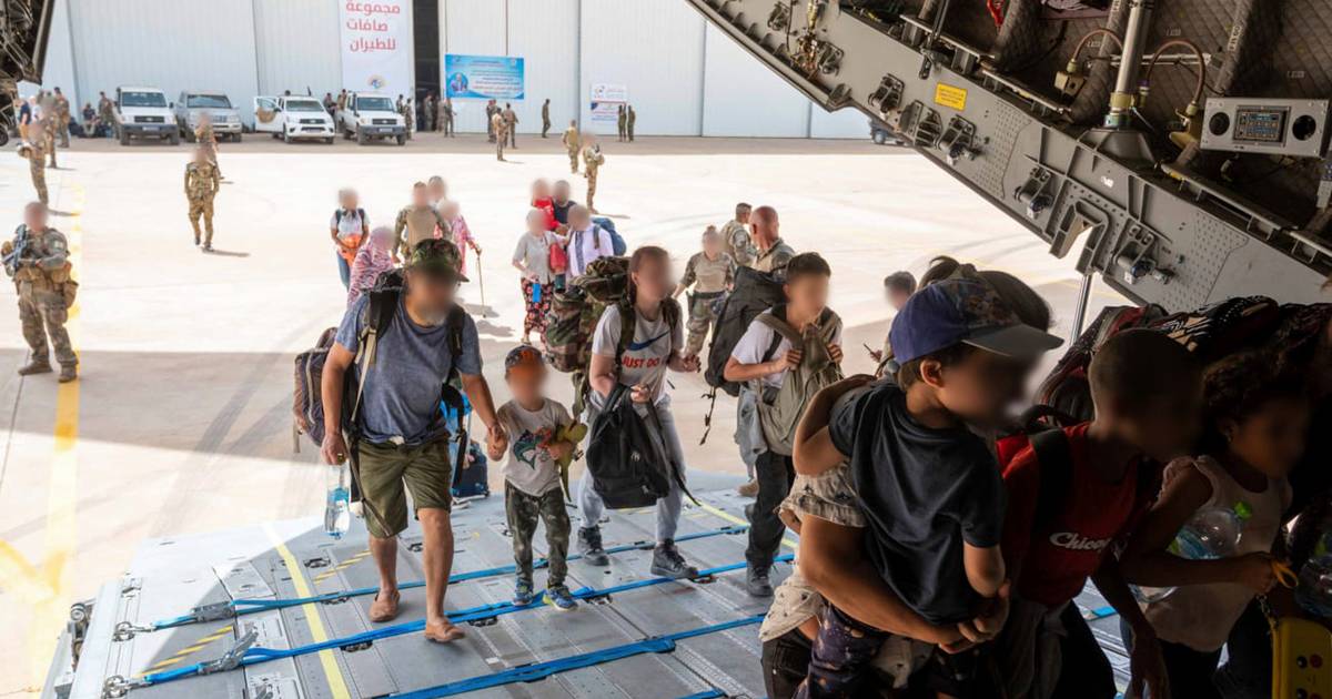 Continuing evacuations, Defense transports Dutchmen from Sudan by Hercules transport plane |  outside