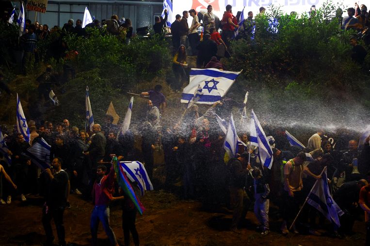 Protests in Israel against reforming the rule of law.  Photo by Ronen Zvulun/Reuters