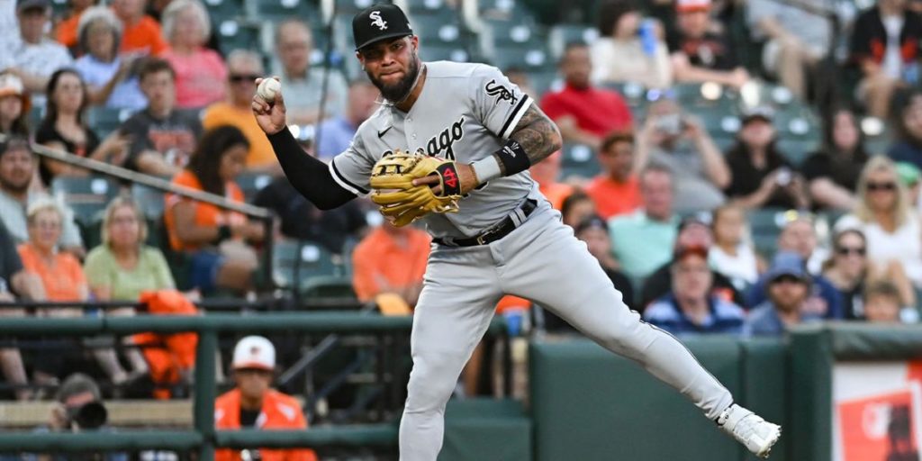 Yoán Moncada is not in the White Sox lineup after hitting his foot with a foul ball