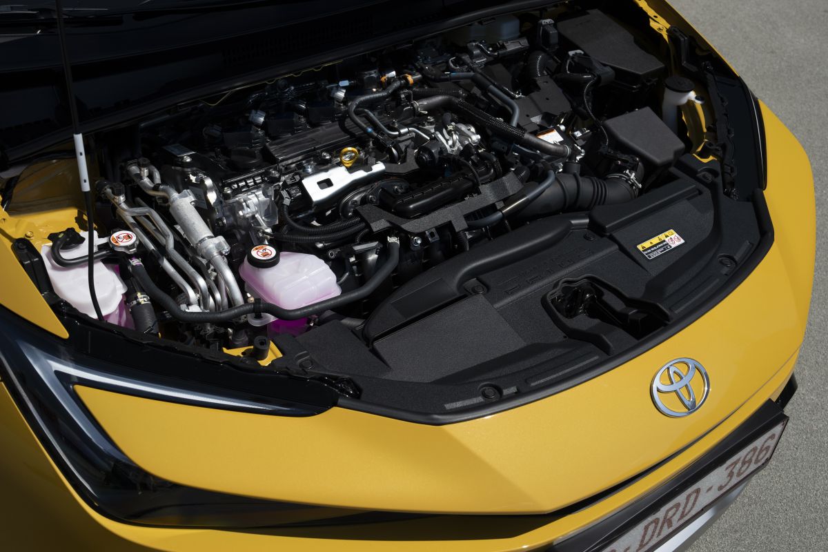 Toyota Prius PHEV 2023 Atkinson-cycle petrol engine