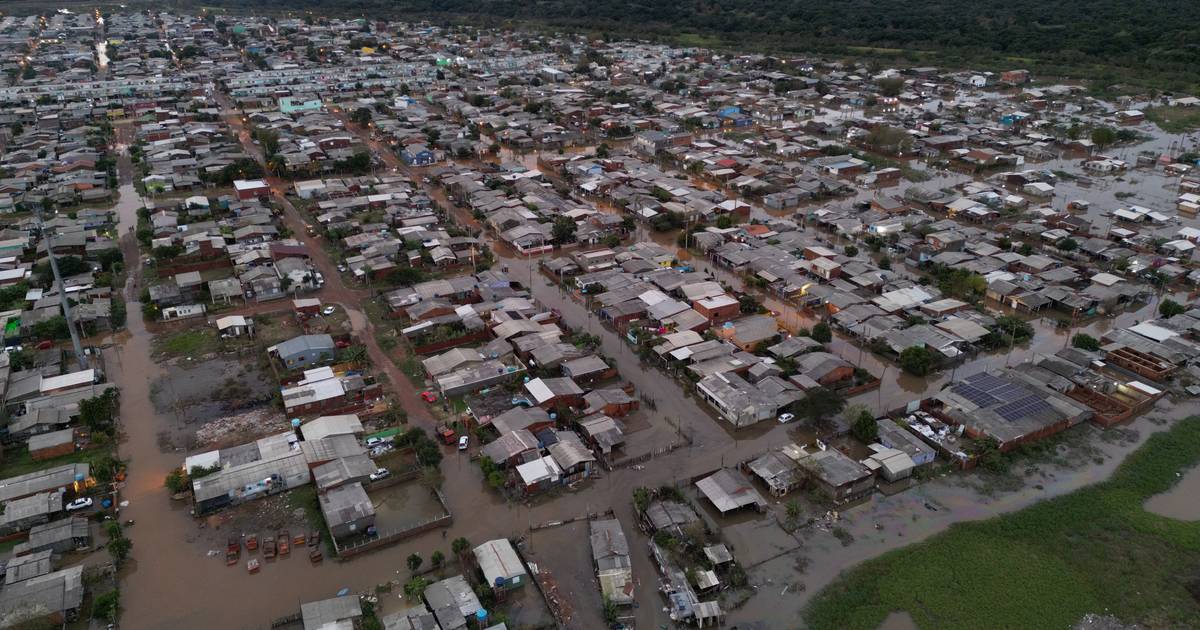 At least 11 dead and twenty missing after a severe storm in Brazil |  outside