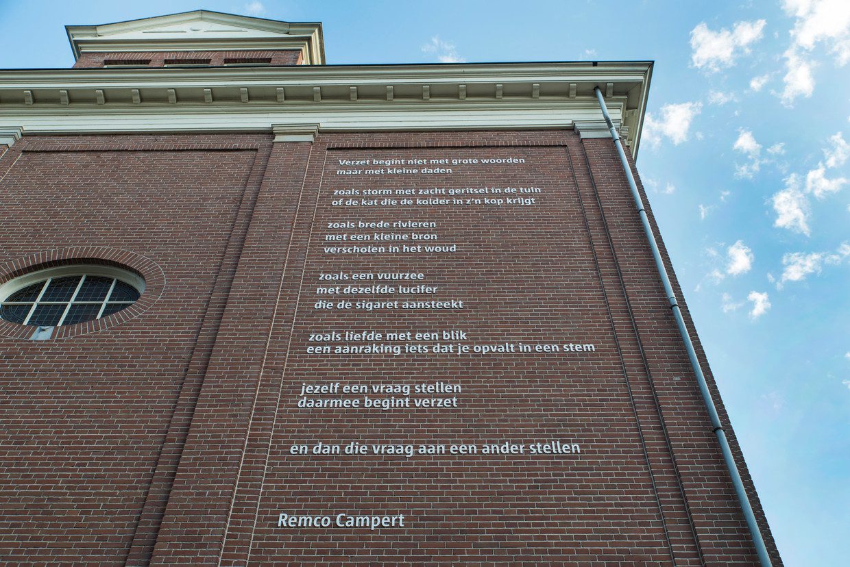 Remco Camebert's poem on the facade.  Figure Charlotte Odijk