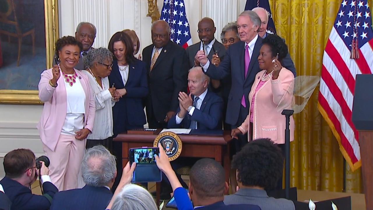 Beeld uit video: Amerikaanse president Joe Biden maakt Juneteenth tot officiële feestdag