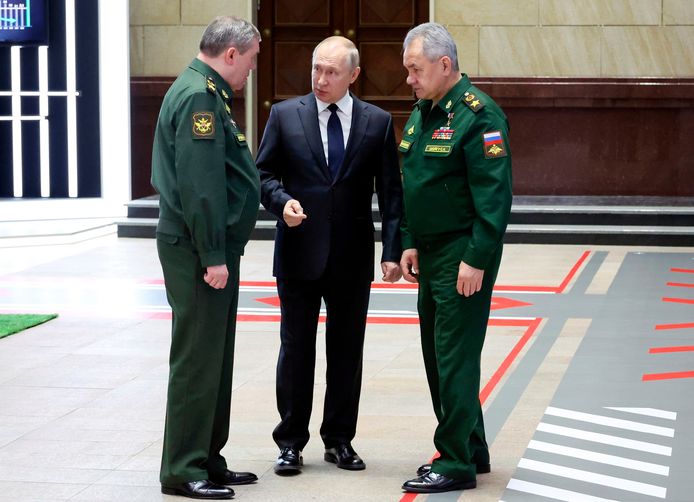 Gerasimov (left) and Defense Minister Shoigu in conversation with Putin.