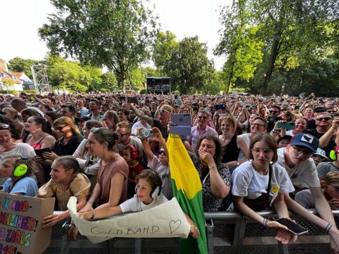 The green and yellow flag of The Hague seen in the audience.