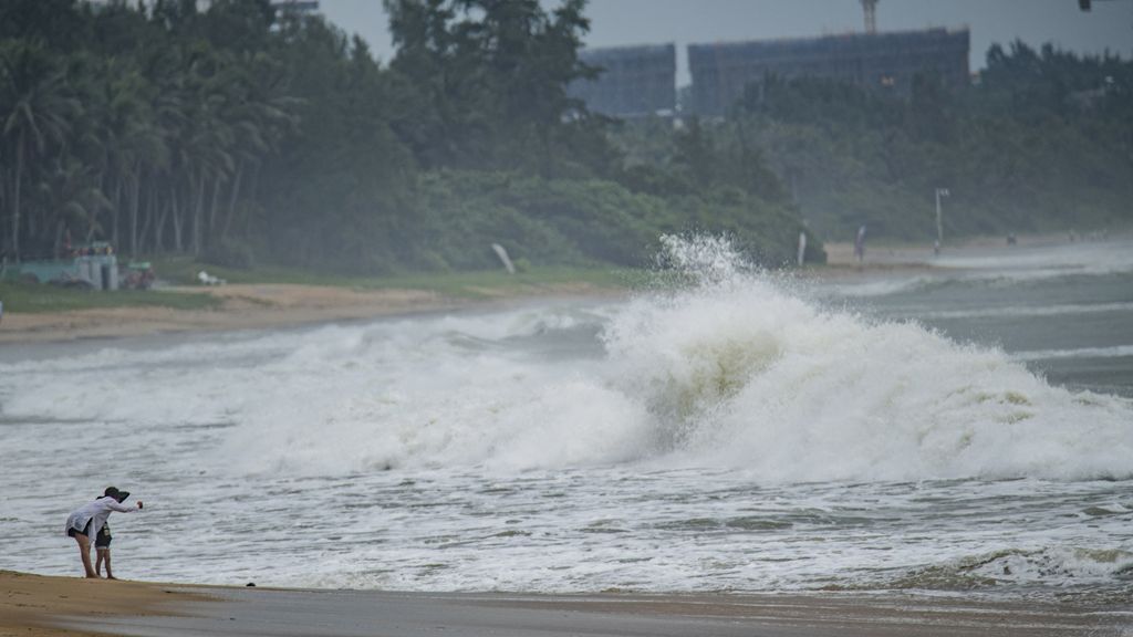 China evacuates nearly a quarter of a million people due to Typhoon Talim