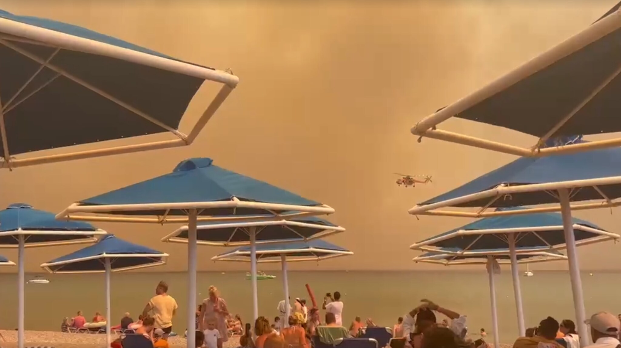 Dutch people in Rhodes flee bushfires: 'Saw sky turns orange'
