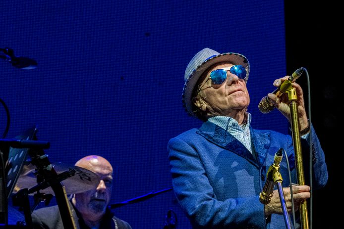 Van Morrison poses for Buddy Guy on the stage of the Maaszaal Theatre