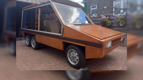 A rare wooden car handcrafted under the hammer in Britain |  distinct