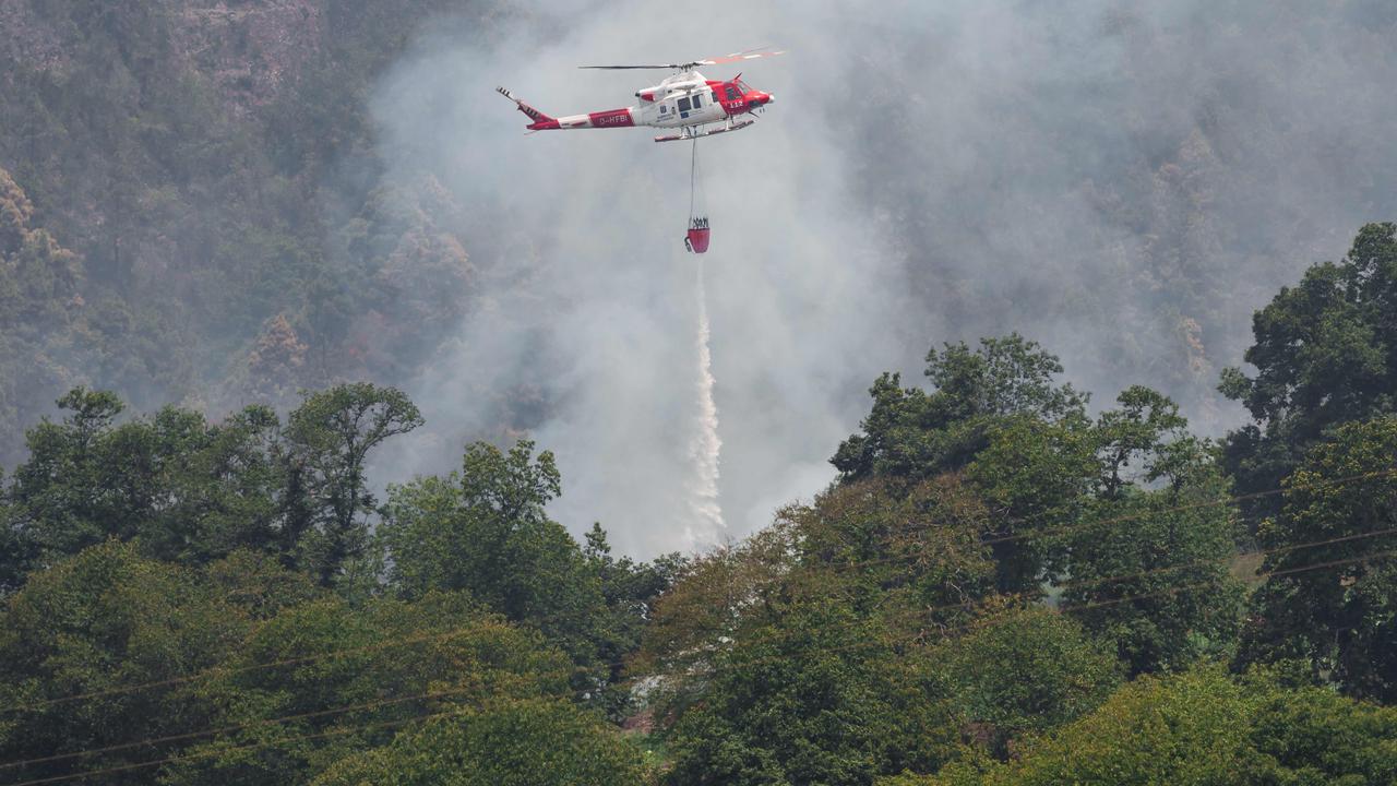A man (80 years old) was arrested in Tenerife for bringing down a firefighting helicopter with stones |  outside